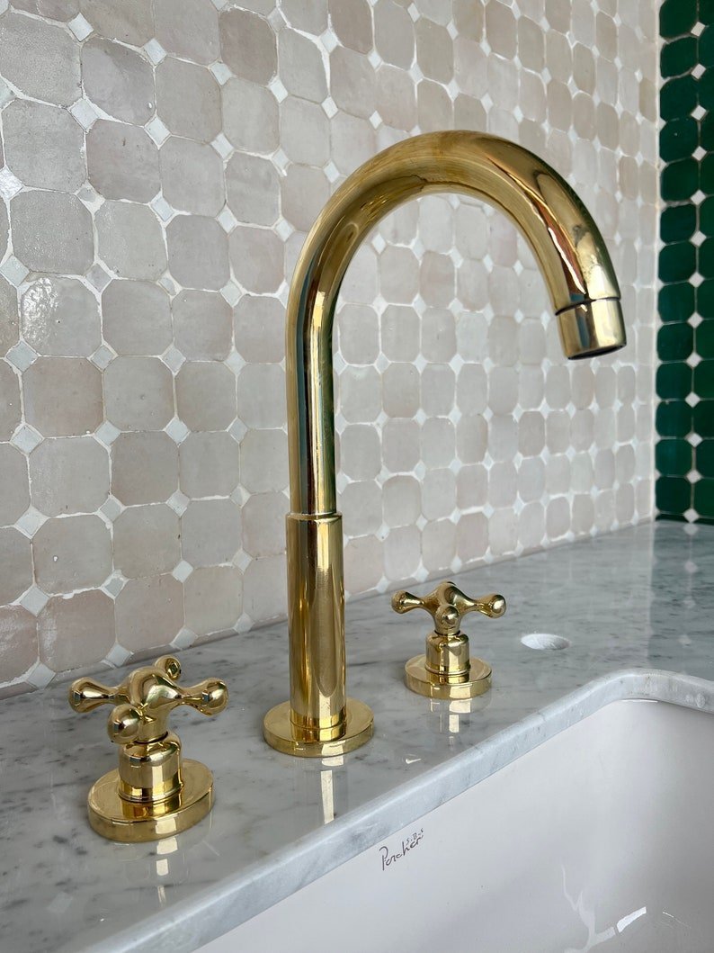 products-il_794xN.4937709926_kx6j.jpg Three-Hole Bathroom Faucet with Simple Handles - Elegant and Functional Design - Image 3