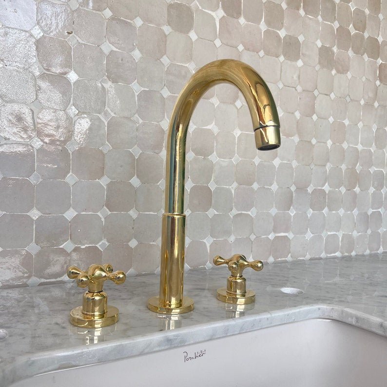 products-il_794xN.4937715578_q7cf.jpg Three-Hole Bathroom Faucet with Simple Handles - Elegant and Functional Design - Image 4