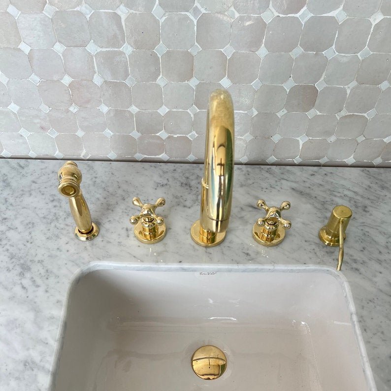 products-il_794xN.4985976483_pnkk.jpg Three-Hole Bathroom Faucet with Simple Handles - Elegant and Functional Design - Image 2